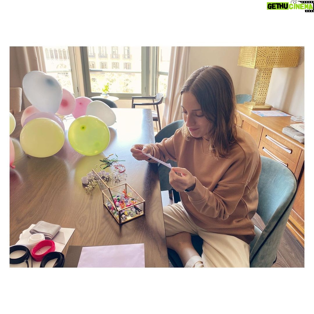 María Valverde Instagram - Este año ha estado lleno de momentos muy especiales, que guardo en mi cajita de cristal. Gracias por vuestro amor y vuestro tiempo❤️ Brindo porque se multipliquen todos vuestros sueños y deseos. ¡Feliz 2022! ----- This year has been full of very special moments, which I keep in my little glass box. Thank you for your love and your time❤️ I wish all your dreams and wishes will be multiplied. Happy 2022! My Heart