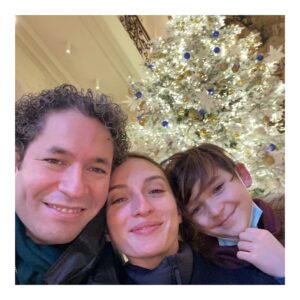 María Valverde Instagram - Con todo nuestro amor, les deseamos una muy Feliz Navidad. ❤️🎄⭐️
----
With all our love, we wish you a very Merry Christmas. ❤️🎄⭐️