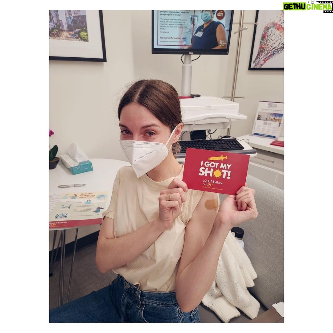 María Valverde Instagram - Este año ha estado lleno de momentos muy especiales, que guardo en mi cajita de cristal. Gracias por vuestro amor y vuestro tiempo❤️ Brindo porque se multipliquen todos vuestros sueños y deseos. ¡Feliz 2022! ----- This year has been full of very special moments, which I keep in my little glass box. Thank you for your love and your time❤️ I wish all your dreams and wishes will be multiplied. Happy 2022! My Heart