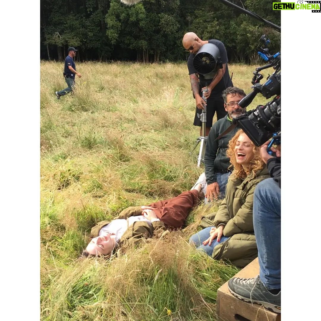María Valverde Instagram - Qué placer tener compañeras con las que disfrutar en el set (y descargar tensiones 🤣😅). Gracias @lolafonca ❤ #DistanciaDeRescate ----- It's great to have mates to enjoy with on the set (and relieve tension 🤣😅). Thanks @lolafonca ❤ #FeverDream