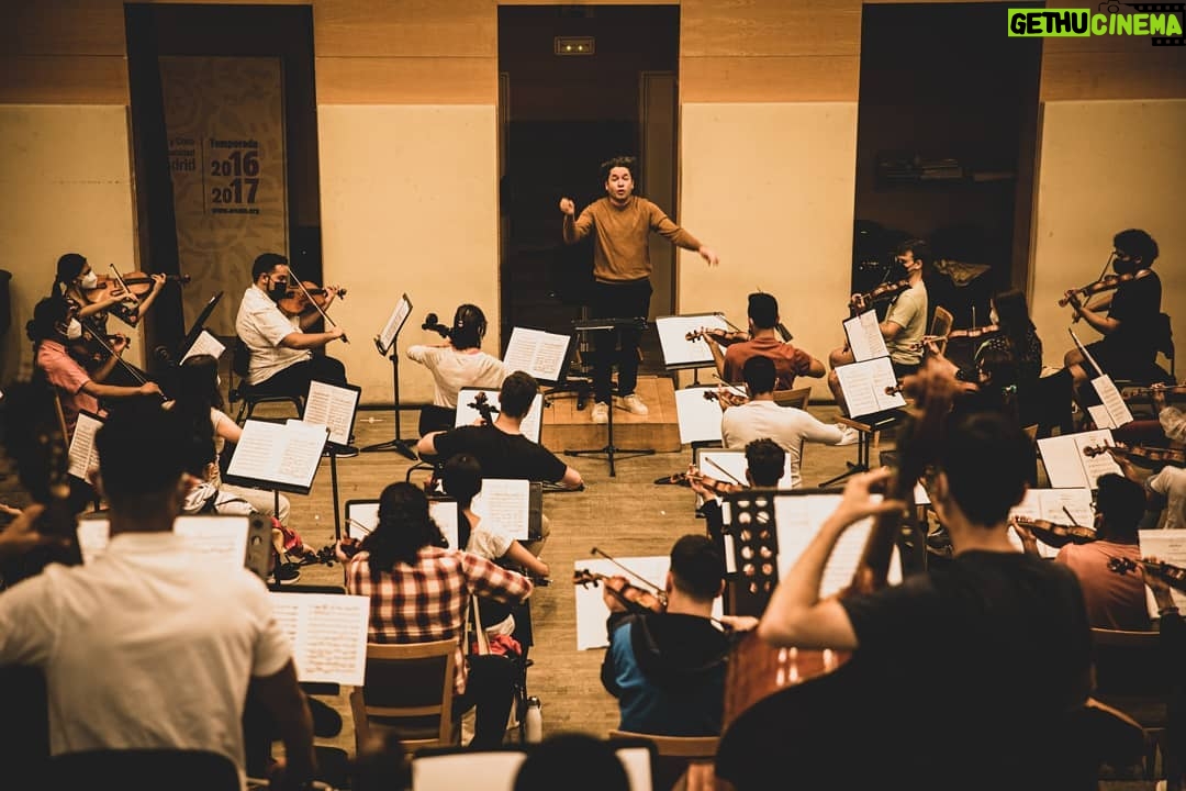 María Valverde Instagram - @gustavodudamel y yo estamos tremendamente felices de estar trabajando estos días, mano a mano, en el primer Proyecto Encuentros europeo (en España), de la Fundación Dudamel. Gracias a la colaboración con la Secretaría de Estado de Cooperación Internacional del Ministerio de Asuntos Exteriores, Unión Europea y Cooperación del Gobierno de España, a la Secretaría General Iberoamericana y al Alto Comisionado Contra la Pobreza Infantil, hemos podido reunir a jóvenes de Estados Unidos, México, Bolivia, Chile, Argentina, Venezuela, Colombia, Perú, Uruguay, Nicaragua, España y Portugal para, junto a grandes artistas de todo el mundo, explorar y celebrar con ellos la unidad cultural, la armonía, la igualdad, la dignidad, la belleza y el respeto a través de las artes y, muy especialmente, de la música: formando la Orquesta del Encuentro. Queremos agradecer de todo corazón a todos los que estos días nos estáis ayudando a inspirar y a enseñar a una nueva generación de jóvenes líderes, para que puedan construir un mundo mejor. Está siendo muy hermoso. Imágenes: @samanthalopezs ----- @gustavodudamel and I are extremely happy to be working these past few days, hand in hand, in the first European Encuentros Project (in Spain) of the Dudamel Foundation. Thanks to the collaboration with the Secretaría de Estado de Cooperación Internacional of the Ministerio de Asuntos Exteriores, Unión Europea y Cooperación of the Spanish Government, to the Secretaría General Iberoamericana and to the Alto Comisionado Contra la Pobreza Infantil, we have been able to bring together young people from the United States, Mexico, Bolivia, Chile, Argentina, Venezuela, Colombia, Peru, Uruguay, Nicagua, Spain and Portugal, to explore and celebrate cultural unity, harmony, equality, dignity, beauty and respect through the arts and, especially, through music: forming the Encuentros Orchestra. We want to deeply thank all of you who are helping us these days to inspire and teach a new generation of young leaders, so they can build a better world. It has been truly beautiful. Pics by @samanthalopezs