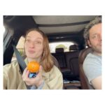 María Valverde Instagram - Mañanas en las que no queda más remedio que terminar el desayuno en el coche 😅. ----- Mornings without choice but to finishing breakfast in the car 😅.