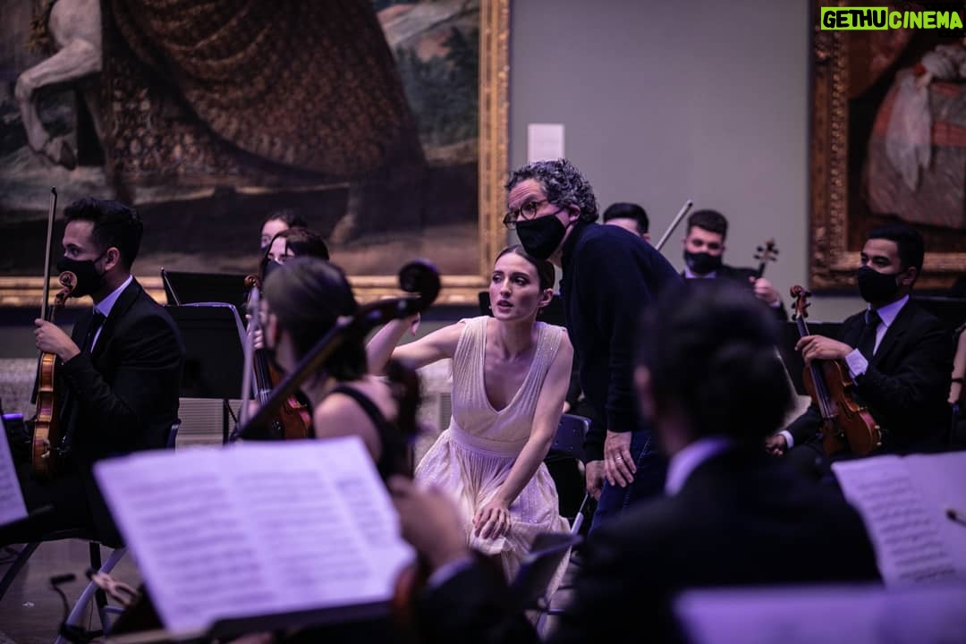 María Valverde Instagram - Pasear entre las obras del Museo del Prado, llenar sus salas de música, de poesía, de arte, de juventud… de Encuentros. De nuevo, gracias a todos los que lo habéis hecho posible ❤. #FudandciónDudamel Imágenes: @samanthalopezs ---- Having a walk through the @museoprado, filling its halls with music, poetry, art, youth... of Encuentros. Once again, thanks to all who made it possible ❤. #FundaciónDudamel Pics by @samanthalopezs