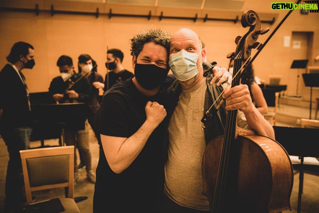 María Valverde Instagram - @gustavodudamel y yo estamos tremendamente felices de estar trabajando estos días, mano a mano, en el primer Proyecto Encuentros europeo (en España), de la Fundación Dudamel. Gracias a la colaboración con la Secretaría de Estado de Cooperación Internacional del Ministerio de Asuntos Exteriores, Unión Europea y Cooperación del Gobierno de España, a la Secretaría General Iberoamericana y al Alto Comisionado Contra la Pobreza Infantil, hemos podido reunir a jóvenes de Estados Unidos, México, Bolivia, Chile, Argentina, Venezuela, Colombia, Perú, Uruguay, Nicaragua, España y Portugal para, junto a grandes artistas de todo el mundo, explorar y celebrar con ellos la unidad cultural, la armonía, la igualdad, la dignidad, la belleza y el respeto a través de las artes y, muy especialmente, de la música: formando la Orquesta del Encuentro. Queremos agradecer de todo corazón a todos los que estos días nos estáis ayudando a inspirar y a enseñar a una nueva generación de jóvenes líderes, para que puedan construir un mundo mejor. Está siendo muy hermoso. Imágenes: @samanthalopezs ----- @gustavodudamel and I are extremely happy to be working these past few days, hand in hand, in the first European Encuentros Project (in Spain) of the Dudamel Foundation. Thanks to the collaboration with the Secretaría de Estado de Cooperación Internacional of the Ministerio de Asuntos Exteriores, Unión Europea y Cooperación of the Spanish Government, to the Secretaría General Iberoamericana and to the Alto Comisionado Contra la Pobreza Infantil, we have been able to bring together young people from the United States, Mexico, Bolivia, Chile, Argentina, Venezuela, Colombia, Peru, Uruguay, Nicagua, Spain and Portugal, to explore and celebrate cultural unity, harmony, equality, dignity, beauty and respect through the arts and, especially, through music: forming the Encuentros Orchestra. We want to deeply thank all of you who are helping us these days to inspire and teach a new generation of young leaders, so they can build a better world. It has been truly beautiful. Pics by @samanthalopezs