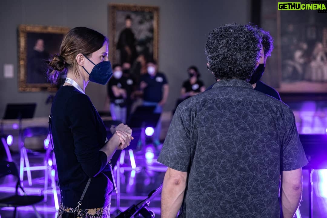 María Valverde Instagram - @gustavodudamel y yo estamos tremendamente felices de estar trabajando estos días, mano a mano, en el primer Proyecto Encuentros europeo (en España), de la Fundación Dudamel. Gracias a la colaboración con la Secretaría de Estado de Cooperación Internacional del Ministerio de Asuntos Exteriores, Unión Europea y Cooperación del Gobierno de España, a la Secretaría General Iberoamericana y al Alto Comisionado Contra la Pobreza Infantil, hemos podido reunir a jóvenes de Estados Unidos, México, Bolivia, Chile, Argentina, Venezuela, Colombia, Perú, Uruguay, Nicaragua, España y Portugal para, junto a grandes artistas de todo el mundo, explorar y celebrar con ellos la unidad cultural, la armonía, la igualdad, la dignidad, la belleza y el respeto a través de las artes y, muy especialmente, de la música: formando la Orquesta del Encuentro. Queremos agradecer de todo corazón a todos los que estos días nos estáis ayudando a inspirar y a enseñar a una nueva generación de jóvenes líderes, para que puedan construir un mundo mejor. Está siendo muy hermoso. Imágenes: @samanthalopezs ----- @gustavodudamel and I are extremely happy to be working these past few days, hand in hand, in the first European Encuentros Project (in Spain) of the Dudamel Foundation. Thanks to the collaboration with the Secretaría de Estado de Cooperación Internacional of the Ministerio de Asuntos Exteriores, Unión Europea y Cooperación of the Spanish Government, to the Secretaría General Iberoamericana and to the Alto Comisionado Contra la Pobreza Infantil, we have been able to bring together young people from the United States, Mexico, Bolivia, Chile, Argentina, Venezuela, Colombia, Peru, Uruguay, Nicagua, Spain and Portugal, to explore and celebrate cultural unity, harmony, equality, dignity, beauty and respect through the arts and, especially, through music: forming the Encuentros Orchestra. We want to deeply thank all of you who are helping us these days to inspire and teach a new generation of young leaders, so they can build a better world. It has been truly beautiful. Pics by @samanthalopezs