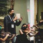 María Valverde Instagram - @gustavodudamel y yo estamos tremendamente felices de estar trabajando estos días, mano a mano, en el primer Proyecto Encuentros europeo (en España), de la Fundación Dudamel. Gracias a la colaboración con la Secretaría de Estado de Cooperación Internacional del Ministerio de Asuntos Exteriores, Unión Europea y Cooperación del Gobierno de España, a la Secretaría General Iberoamericana y al Alto Comisionado Contra la Pobreza Infantil, hemos podido reunir a jóvenes de Estados Unidos, México, Bolivia, Chile, Argentina, Venezuela, Colombia, Perú, Uruguay, Nicaragua, España y Portugal para, junto a grandes artistas de todo el mundo, explorar y celebrar con ellos la unidad cultural, la armonía, la igualdad, la dignidad, la belleza y el respeto a través de las artes y, muy especialmente, de la música: formando la Orquesta del Encuentro. Queremos agradecer de todo corazón a todos los que estos días nos estáis ayudando a inspirar y a enseñar a una nueva generación de jóvenes líderes, para que puedan construir un mundo mejor. Está siendo muy hermoso. Imágenes: @samanthalopezs ----- @gustavodudamel and I are extremely happy to be working these past few days, hand in hand, in the first European Encuentros Project (in Spain) of the Dudamel Foundation. Thanks to the collaboration with the Secretaría de Estado de Cooperación Internacional of the Ministerio de Asuntos Exteriores, Unión Europea y Cooperación of the Spanish Government, to the Secretaría General Iberoamericana and to the Alto Comisionado Contra la Pobreza Infantil, we have been able to bring together young people from the United States, Mexico, Bolivia, Chile, Argentina, Venezuela, Colombia, Peru, Uruguay, Nicagua, Spain and Portugal, to explore and celebrate cultural unity, harmony, equality, dignity, beauty and respect through the arts and, especially, through music: forming the Encuentros Orchestra. We want to deeply thank all of you who are helping us these days to inspire and teach a new generation of young leaders, so they can build a better world. It has been truly beautiful. Pics by @samanthalopezs
