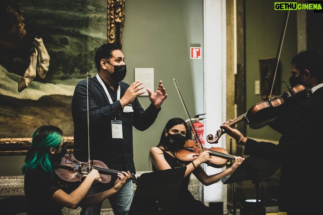 María Valverde Instagram - @gustavodudamel y yo estamos tremendamente felices de estar trabajando estos días, mano a mano, en el primer Proyecto Encuentros europeo (en España), de la Fundación Dudamel. Gracias a la colaboración con la Secretaría de Estado de Cooperación Internacional del Ministerio de Asuntos Exteriores, Unión Europea y Cooperación del Gobierno de España, a la Secretaría General Iberoamericana y al Alto Comisionado Contra la Pobreza Infantil, hemos podido reunir a jóvenes de Estados Unidos, México, Bolivia, Chile, Argentina, Venezuela, Colombia, Perú, Uruguay, Nicaragua, España y Portugal para, junto a grandes artistas de todo el mundo, explorar y celebrar con ellos la unidad cultural, la armonía, la igualdad, la dignidad, la belleza y el respeto a través de las artes y, muy especialmente, de la música: formando la Orquesta del Encuentro. Queremos agradecer de todo corazón a todos los que estos días nos estáis ayudando a inspirar y a enseñar a una nueva generación de jóvenes líderes, para que puedan construir un mundo mejor. Está siendo muy hermoso. Imágenes: @samanthalopezs ----- @gustavodudamel and I are extremely happy to be working these past few days, hand in hand, in the first European Encuentros Project (in Spain) of the Dudamel Foundation. Thanks to the collaboration with the Secretaría de Estado de Cooperación Internacional of the Ministerio de Asuntos Exteriores, Unión Europea y Cooperación of the Spanish Government, to the Secretaría General Iberoamericana and to the Alto Comisionado Contra la Pobreza Infantil, we have been able to bring together young people from the United States, Mexico, Bolivia, Chile, Argentina, Venezuela, Colombia, Peru, Uruguay, Nicagua, Spain and Portugal, to explore and celebrate cultural unity, harmony, equality, dignity, beauty and respect through the arts and, especially, through music: forming the Encuentros Orchestra. We want to deeply thank all of you who are helping us these days to inspire and teach a new generation of young leaders, so they can build a better world. It has been truly beautiful. Pics by @samanthalopezs