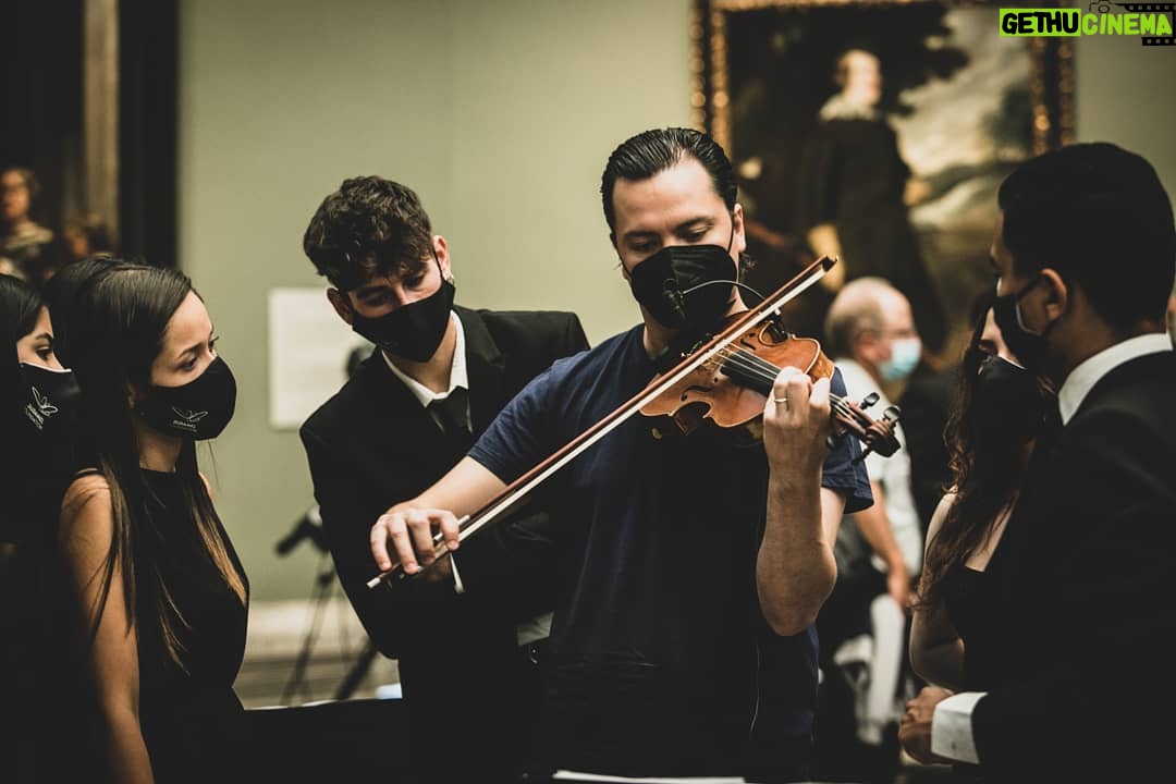 María Valverde Instagram - @gustavodudamel y yo estamos tremendamente felices de estar trabajando estos días, mano a mano, en el primer Proyecto Encuentros europeo (en España), de la Fundación Dudamel. Gracias a la colaboración con la Secretaría de Estado de Cooperación Internacional del Ministerio de Asuntos Exteriores, Unión Europea y Cooperación del Gobierno de España, a la Secretaría General Iberoamericana y al Alto Comisionado Contra la Pobreza Infantil, hemos podido reunir a jóvenes de Estados Unidos, México, Bolivia, Chile, Argentina, Venezuela, Colombia, Perú, Uruguay, Nicaragua, España y Portugal para, junto a grandes artistas de todo el mundo, explorar y celebrar con ellos la unidad cultural, la armonía, la igualdad, la dignidad, la belleza y el respeto a través de las artes y, muy especialmente, de la música: formando la Orquesta del Encuentro. Queremos agradecer de todo corazón a todos los que estos días nos estáis ayudando a inspirar y a enseñar a una nueva generación de jóvenes líderes, para que puedan construir un mundo mejor. Está siendo muy hermoso. Imágenes: @samanthalopezs ----- @gustavodudamel and I are extremely happy to be working these past few days, hand in hand, in the first European Encuentros Project (in Spain) of the Dudamel Foundation. Thanks to the collaboration with the Secretaría de Estado de Cooperación Internacional of the Ministerio de Asuntos Exteriores, Unión Europea y Cooperación of the Spanish Government, to the Secretaría General Iberoamericana and to the Alto Comisionado Contra la Pobreza Infantil, we have been able to bring together young people from the United States, Mexico, Bolivia, Chile, Argentina, Venezuela, Colombia, Peru, Uruguay, Nicagua, Spain and Portugal, to explore and celebrate cultural unity, harmony, equality, dignity, beauty and respect through the arts and, especially, through music: forming the Encuentros Orchestra. We want to deeply thank all of you who are helping us these days to inspire and teach a new generation of young leaders, so they can build a better world. It has been truly beautiful. Pics by @samanthalopezs