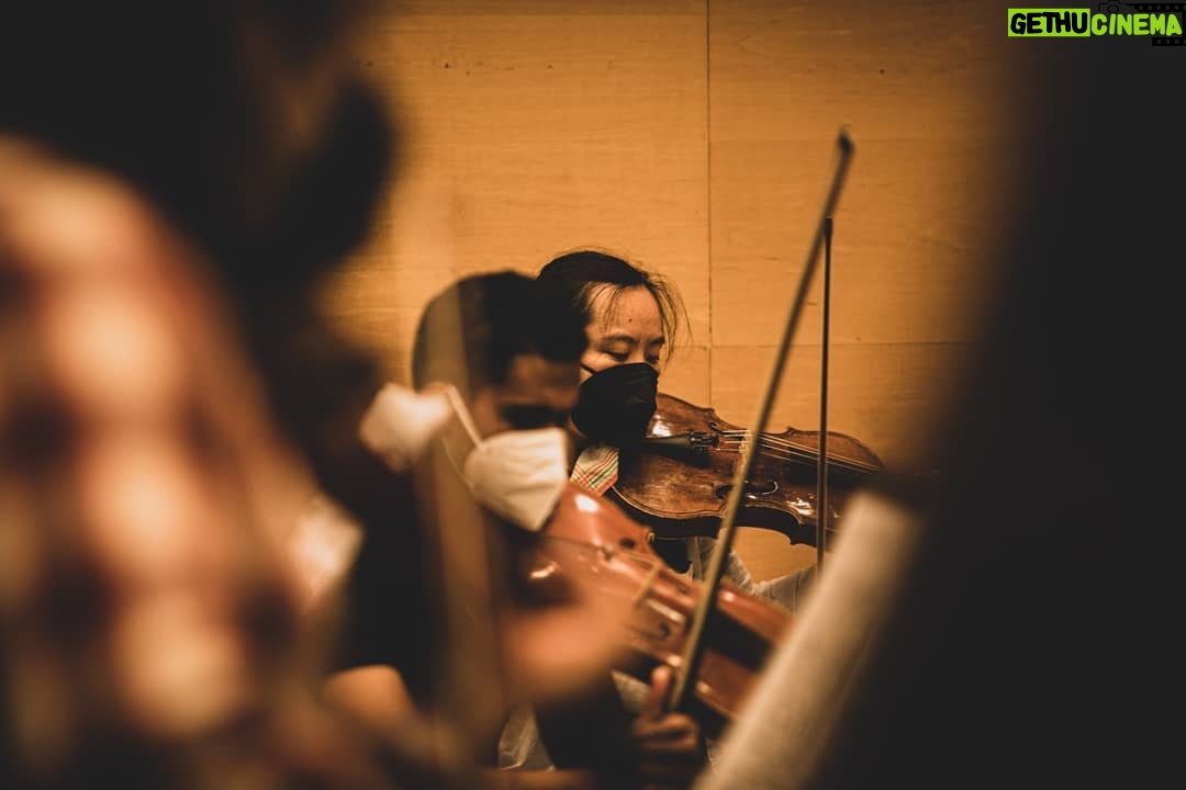 María Valverde Instagram - @gustavodudamel y yo estamos tremendamente felices de estar trabajando estos días, mano a mano, en el primer Proyecto Encuentros europeo (en España), de la Fundación Dudamel. Gracias a la colaboración con la Secretaría de Estado de Cooperación Internacional del Ministerio de Asuntos Exteriores, Unión Europea y Cooperación del Gobierno de España, a la Secretaría General Iberoamericana y al Alto Comisionado Contra la Pobreza Infantil, hemos podido reunir a jóvenes de Estados Unidos, México, Bolivia, Chile, Argentina, Venezuela, Colombia, Perú, Uruguay, Nicaragua, España y Portugal para, junto a grandes artistas de todo el mundo, explorar y celebrar con ellos la unidad cultural, la armonía, la igualdad, la dignidad, la belleza y el respeto a través de las artes y, muy especialmente, de la música: formando la Orquesta del Encuentro. Queremos agradecer de todo corazón a todos los que estos días nos estáis ayudando a inspirar y a enseñar a una nueva generación de jóvenes líderes, para que puedan construir un mundo mejor. Está siendo muy hermoso. Imágenes: @samanthalopezs ----- @gustavodudamel and I are extremely happy to be working these past few days, hand in hand, in the first European Encuentros Project (in Spain) of the Dudamel Foundation. Thanks to the collaboration with the Secretaría de Estado de Cooperación Internacional of the Ministerio de Asuntos Exteriores, Unión Europea y Cooperación of the Spanish Government, to the Secretaría General Iberoamericana and to the Alto Comisionado Contra la Pobreza Infantil, we have been able to bring together young people from the United States, Mexico, Bolivia, Chile, Argentina, Venezuela, Colombia, Peru, Uruguay, Nicagua, Spain and Portugal, to explore and celebrate cultural unity, harmony, equality, dignity, beauty and respect through the arts and, especially, through music: forming the Encuentros Orchestra. We want to deeply thank all of you who are helping us these days to inspire and teach a new generation of young leaders, so they can build a better world. It has been truly beautiful. Pics by @samanthalopezs