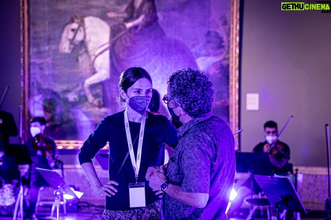 María Valverde Instagram - @gustavodudamel y yo estamos tremendamente felices de estar trabajando estos días, mano a mano, en el primer Proyecto Encuentros europeo (en España), de la Fundación Dudamel. Gracias a la colaboración con la Secretaría de Estado de Cooperación Internacional del Ministerio de Asuntos Exteriores, Unión Europea y Cooperación del Gobierno de España, a la Secretaría General Iberoamericana y al Alto Comisionado Contra la Pobreza Infantil, hemos podido reunir a jóvenes de Estados Unidos, México, Bolivia, Chile, Argentina, Venezuela, Colombia, Perú, Uruguay, Nicaragua, España y Portugal para, junto a grandes artistas de todo el mundo, explorar y celebrar con ellos la unidad cultural, la armonía, la igualdad, la dignidad, la belleza y el respeto a través de las artes y, muy especialmente, de la música: formando la Orquesta del Encuentro. Queremos agradecer de todo corazón a todos los que estos días nos estáis ayudando a inspirar y a enseñar a una nueva generación de jóvenes líderes, para que puedan construir un mundo mejor. Está siendo muy hermoso. Imágenes: @samanthalopezs ----- @gustavodudamel and I are extremely happy to be working these past few days, hand in hand, in the first European Encuentros Project (in Spain) of the Dudamel Foundation. Thanks to the collaboration with the Secretaría de Estado de Cooperación Internacional of the Ministerio de Asuntos Exteriores, Unión Europea y Cooperación of the Spanish Government, to the Secretaría General Iberoamericana and to the Alto Comisionado Contra la Pobreza Infantil, we have been able to bring together young people from the United States, Mexico, Bolivia, Chile, Argentina, Venezuela, Colombia, Peru, Uruguay, Nicagua, Spain and Portugal, to explore and celebrate cultural unity, harmony, equality, dignity, beauty and respect through the arts and, especially, through music: forming the Encuentros Orchestra. We want to deeply thank all of you who are helping us these days to inspire and teach a new generation of young leaders, so they can build a better world. It has been truly beautiful. Pics by @samanthalopezs