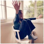 María Valverde Instagram - 33 planes para un día como hoy... #YoMeQuedoEnCasa 1.  Despertarme y escuchar los pájaros desde la cama. 2. Sentir la respiración de Gustavo a mi lado y sentirme la mujer más afortunada. 3. Asomarme a la ventana y respirar hondo. 4. Llamar a mis padres por videollamada y darles las gracias por darme la vida mientras lloramos y reímos. 5. Desayunar en la cama mientras ellos están allí y nosotros aquí. 6. Soplar mis primeras velas del día. Mi primer deseo. 7. Poner a Juan Luis Guerra y bailar encima de la cama. 8. Hablar con mi abuelo por teléfono y decirle lo mucho que lo quiero. 9. Mirar las nubes y ver cómo van cambiando de forma. 10. Bailar frente al espejo como mi prima Irene me enseñó. 11. Hacer unos estiramientos. 12. Ducharme con agua fría. 13. Darme un masaje en los pies. 14. Volver a llamar a mis padres para aplaudir con ellos a todo el personal médico. 15. Escuchar música. 16. Ver a mi familia y amigos por videollamada y celebrar con ellos. 17. Y volver a reír y llorar y reír y llorar. 18. Soplar mis segundas velas. Mi segundo deseo. 19. Quedarme en silencio. 20. Rezar y dar las gracias. 21. Sentir a mis antepasados conmigo. 22. Cocinar con mi amor mi tarta de cumpleaños. 23. Correr por toda la casa mientras suena Shout de The Isley Brothers. 24. Pintar con acuarelas. 25. Mirar por la ventana. 26. Volver a empezar a leer Niebla de Miguel de Unamuno. 27. Observar cómo se va haciendo de noche. 28. Cocinar mientras escuchamos boleros. 29. Hablar con nuestros amigos aquí y brindar con ellos. 30. Soplar las velas y pedir mi tercer deseo. 31. Beber un buen Gin-tonic. O dos. O tres. 32. Bailar con Gustavo hasta no poder más. 33. Reír y amar y reír y amar y reír y amar.