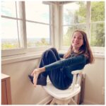 María Valverde Instagram - 33 planes para un día como hoy... #YoMeQuedoEnCasa 1.  Despertarme y escuchar los pájaros desde la cama. 2. Sentir la respiración de Gustavo a mi lado y sentirme la mujer más afortunada. 3. Asomarme a la ventana y respirar hondo. 4. Llamar a mis padres por videollamada y darles las gracias por darme la vida mientras lloramos y reímos. 5. Desayunar en la cama mientras ellos están allí y nosotros aquí. 6. Soplar mis primeras velas del día. Mi primer deseo. 7. Poner a Juan Luis Guerra y bailar encima de la cama. 8. Hablar con mi abuelo por teléfono y decirle lo mucho que lo quiero. 9. Mirar las nubes y ver cómo van cambiando de forma. 10. Bailar frente al espejo como mi prima Irene me enseñó. 11. Hacer unos estiramientos. 12. Ducharme con agua fría. 13. Darme un masaje en los pies. 14. Volver a llamar a mis padres para aplaudir con ellos a todo el personal médico. 15. Escuchar música. 16. Ver a mi familia y amigos por videollamada y celebrar con ellos. 17. Y volver a reír y llorar y reír y llorar. 18. Soplar mis segundas velas. Mi segundo deseo. 19. Quedarme en silencio. 20. Rezar y dar las gracias. 21. Sentir a mis antepasados conmigo. 22. Cocinar con mi amor mi tarta de cumpleaños. 23. Correr por toda la casa mientras suena Shout de The Isley Brothers. 24. Pintar con acuarelas. 25. Mirar por la ventana. 26. Volver a empezar a leer Niebla de Miguel de Unamuno. 27. Observar cómo se va haciendo de noche. 28. Cocinar mientras escuchamos boleros. 29. Hablar con nuestros amigos aquí y brindar con ellos. 30. Soplar las velas y pedir mi tercer deseo. 31. Beber un buen Gin-tonic. O dos. O tres. 32. Bailar con Gustavo hasta no poder más. 33. Reír y amar y reír y amar y reír y amar.