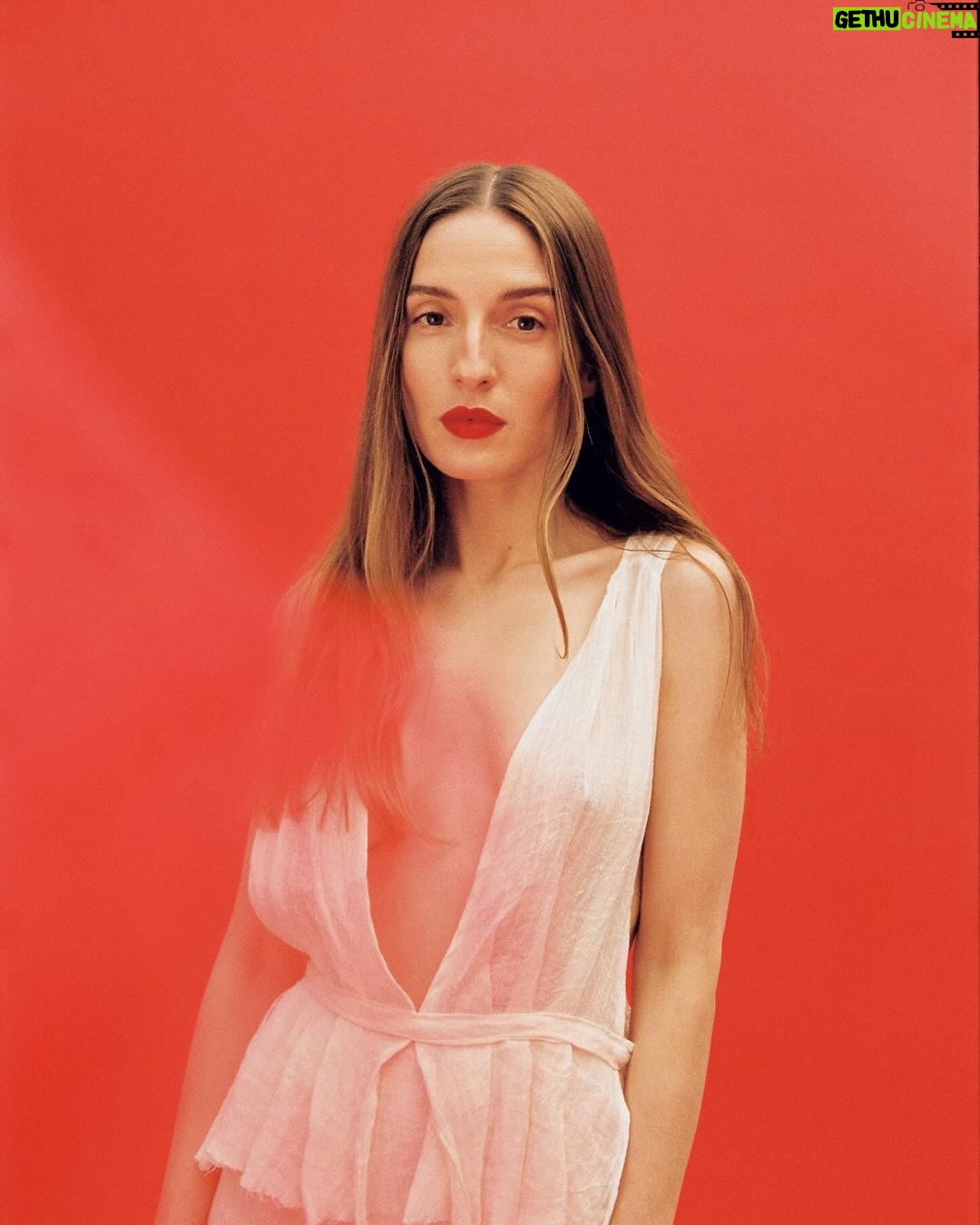 María Valverde Instagram - TODO AL ROJO❤️ Team: Talent: @soylavalverde AD & Photo @esperanzamoya Photo Assistant @hellomorph Film & color grading @aulagalab Stylist @cindyfigueroa_official Make up & hair @paulasoroa Dress @muht_ At @platocenital Thanks to @inchisandrose