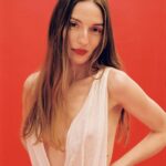 María Valverde Instagram - TODO AL ROJO❤️ Team: Talent: @soylavalverde AD & Photo @esperanzamoya Photo Assistant @hellomorph Film & color grading @aulagalab Stylist @cindyfigueroa_official Make up & hair @paulasoroa Dress @muht_ At @platocenital Thanks to @inchisandrose