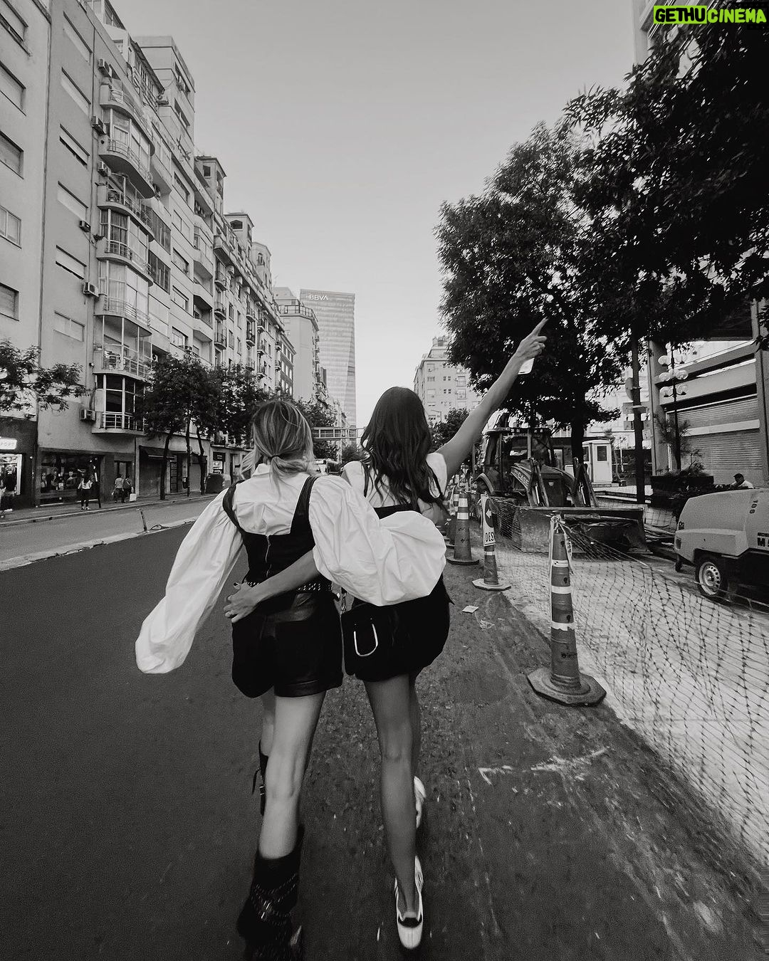 María del Cerro Instagram - Callejeando con la Yeya para @heidi.clair 🖤🇦🇷 . Ph @eddierodriguez_23