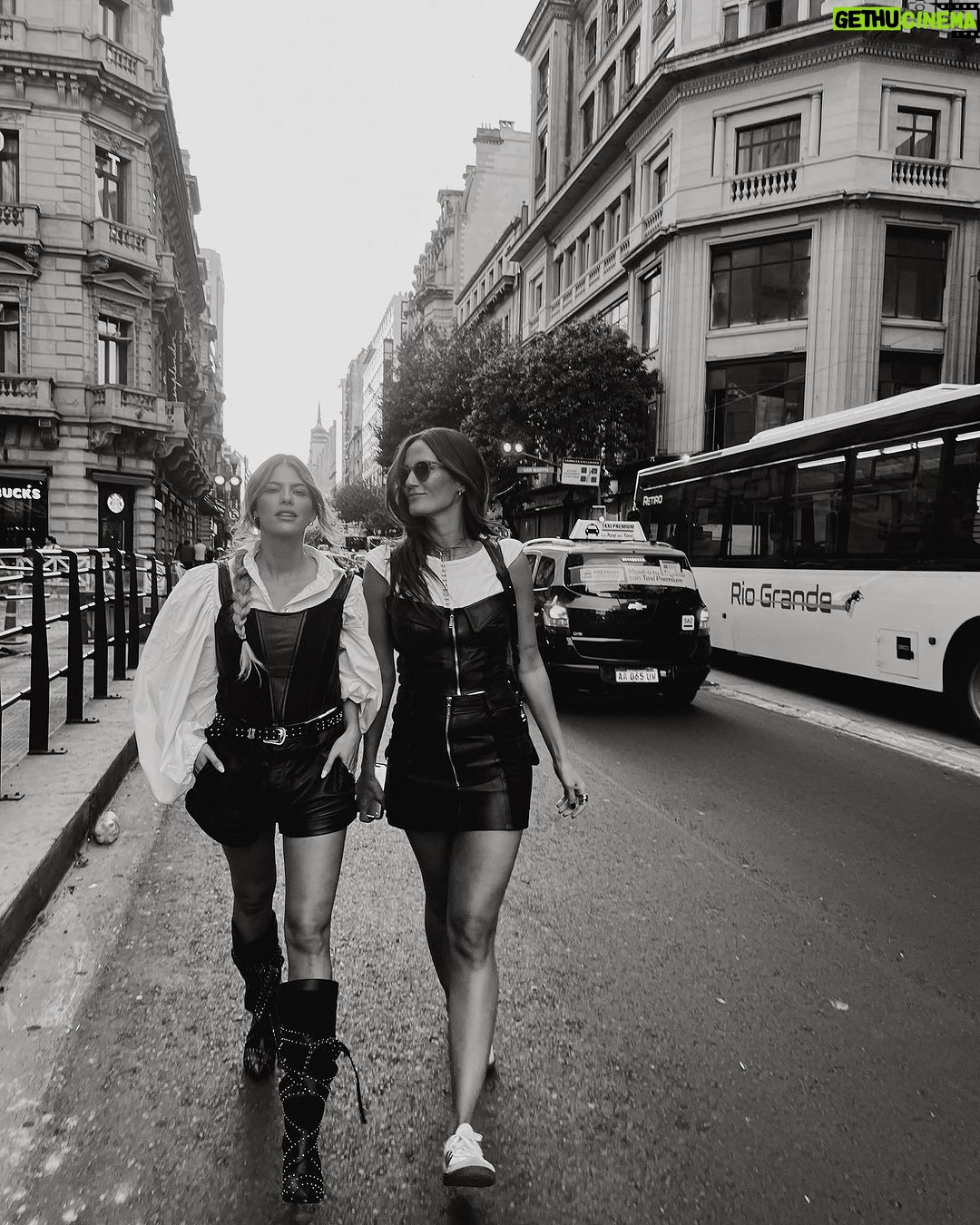 María del Cerro Instagram - Callejeando con la Yeya para @heidi.clair 🖤🇦🇷 . Ph @eddierodriguez_23