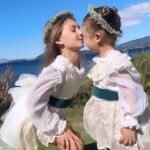 María del Cerro Instagram - Hace varios meses cuando me enteré que se casaba mi cuñada , y que Cala y Mila iban a ser el cortejo , mi opcion Unica y número 1 era que se los hiciera Pato @manolitahandmade ♥️🇺🇾 , no puedo explicarles el nivel de Amor y detalle en cada vestido para que fueran únicos, Puntillas Antiguas, Lino increíble y Terciopelo Antiguo (muy especial para Pato) y destinada 💯 para Ellas 🥹♥️ Gracias Pato te pasaste, te queremos mucho ♥️ Juntas con Ine de @delapazpetit y sus zapatitos Amados desde siempre hicieron el mejor combo mundial ♥️🇺🇾
