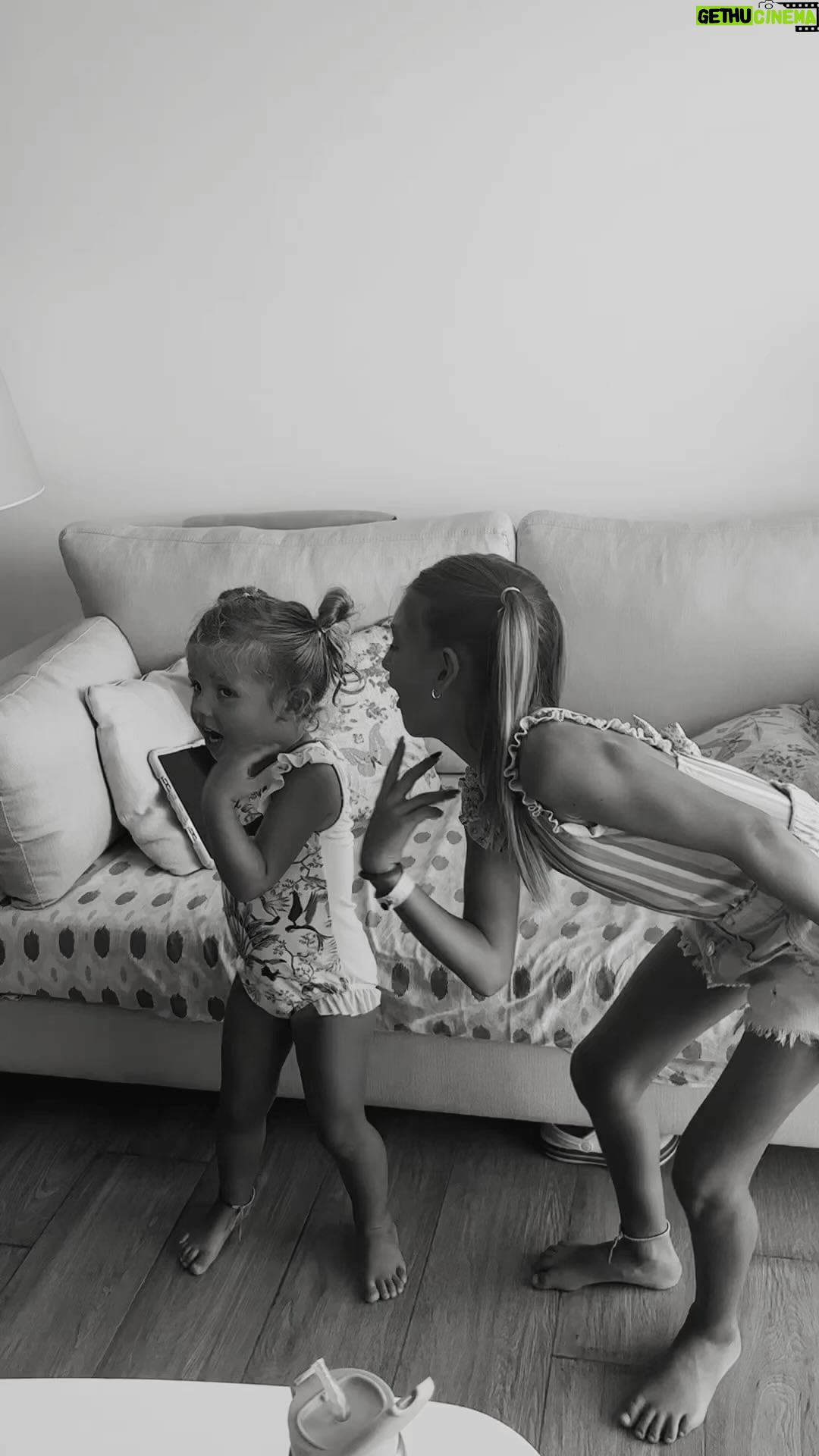 María del Cerro Instagram - Mis Amores Acá Conciente y más fuerte que nunca, acompañándolas en él proceso de la vida, siempre dándoles la confianza de que con mamá siempre puedan hablar todo lo que ellas sientas y quieran ♥️ #8M