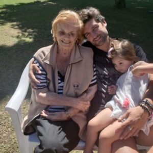 María del Cerro Instagram - Nunca pensé en tener el privilegio de que mis hijas compartieran con sus Bisabuelos, Tata , gracias por tanto ♥️♥️♥️
Descansa en Paz , que acá te honramos recordando los findes eternos en el adorado Campito , Mar del Plata y las navidades ♥️🙏
Ya estás en Paz con tu Gran Amor