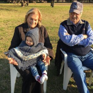 María del Cerro Instagram - Nunca pensé en tener el privilegio de que mis hijas compartieran con sus Bisabuelos, Tata , gracias por tanto ♥️♥️♥️
Descansa en Paz , que acá te honramos recordando los findes eternos en el adorado Campito , Mar del Plata y las navidades ♥️🙏
Ya estás en Paz con tu Gran Amor