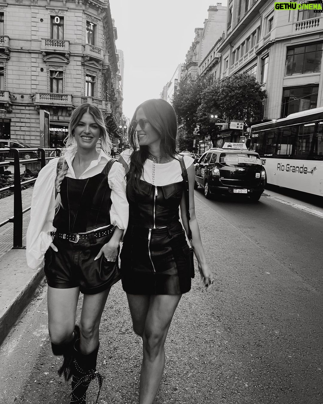 María del Cerro Instagram - Callejeando con la Yeya para @heidi.clair 🖤🇦🇷 . Ph @eddierodriguez_23