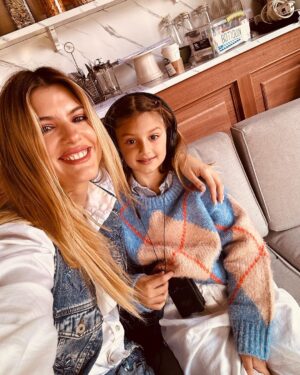 María del Cerro Instagram - Y Pensar que a su misma edad yo moría por trabajar con Cris ♥️ bailaba todas las canciones de chiquititas sin parar ….., hoy ella, Mila con 8 Años me acompaña a mi a las grabaciones ❤️🎥🌻, háblame de Sueños 🥰🥹♥️
.
Este fue mi Dump de hoy 🎥♥️🇺🇾