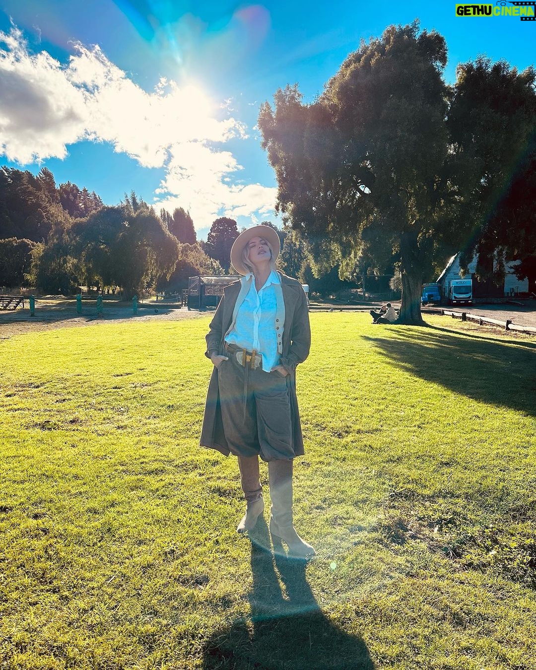 María del Cerro Instagram - Hace unos días en nuestra Amada Patagonia ♥️🏔️⛺️🌈☀️ . Para el civil de mi cuñada y a la distancia…. Con 400 msjes de por medio , Ella @maiteirazu me armo el mejor Look ⛺️ . @bokenoficial