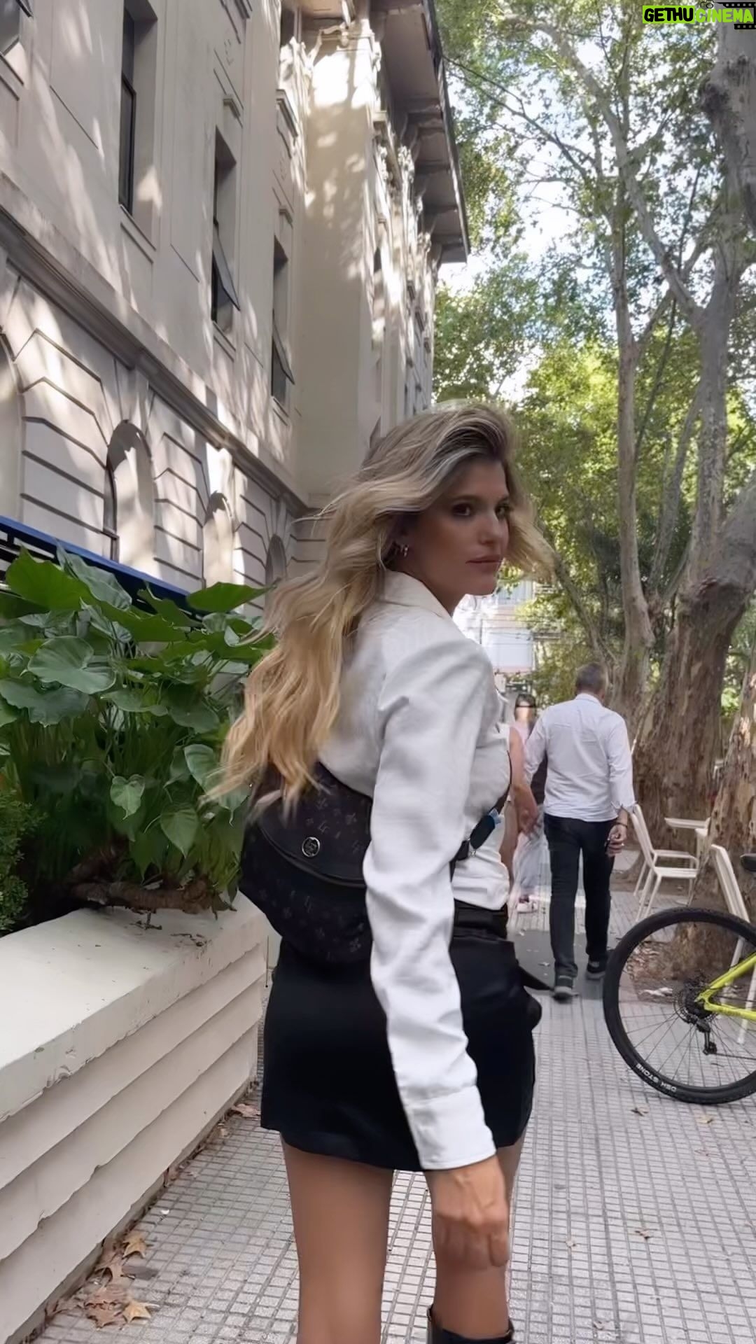María del Cerro Instagram - Descubriendo la comodidad de usar Riñonera 🤩@legionextranjera 🏹🖤
