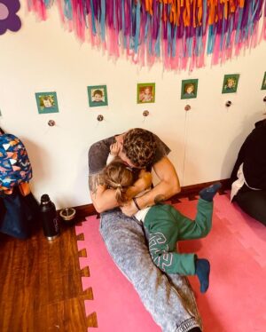 María del Cerro Instagram - Estoy desmayada de Amor con estas fotos que me pasan de la clase abierta de Calita hoy en 🇺🇾♥️ , la visita de papito y este encuentro de Yoga y Amor 🧘 ♥️ Gracias Dios 🙏♥️🥰
Pd : ver la 2da foto 🥹♥️ 🧘‍♀️