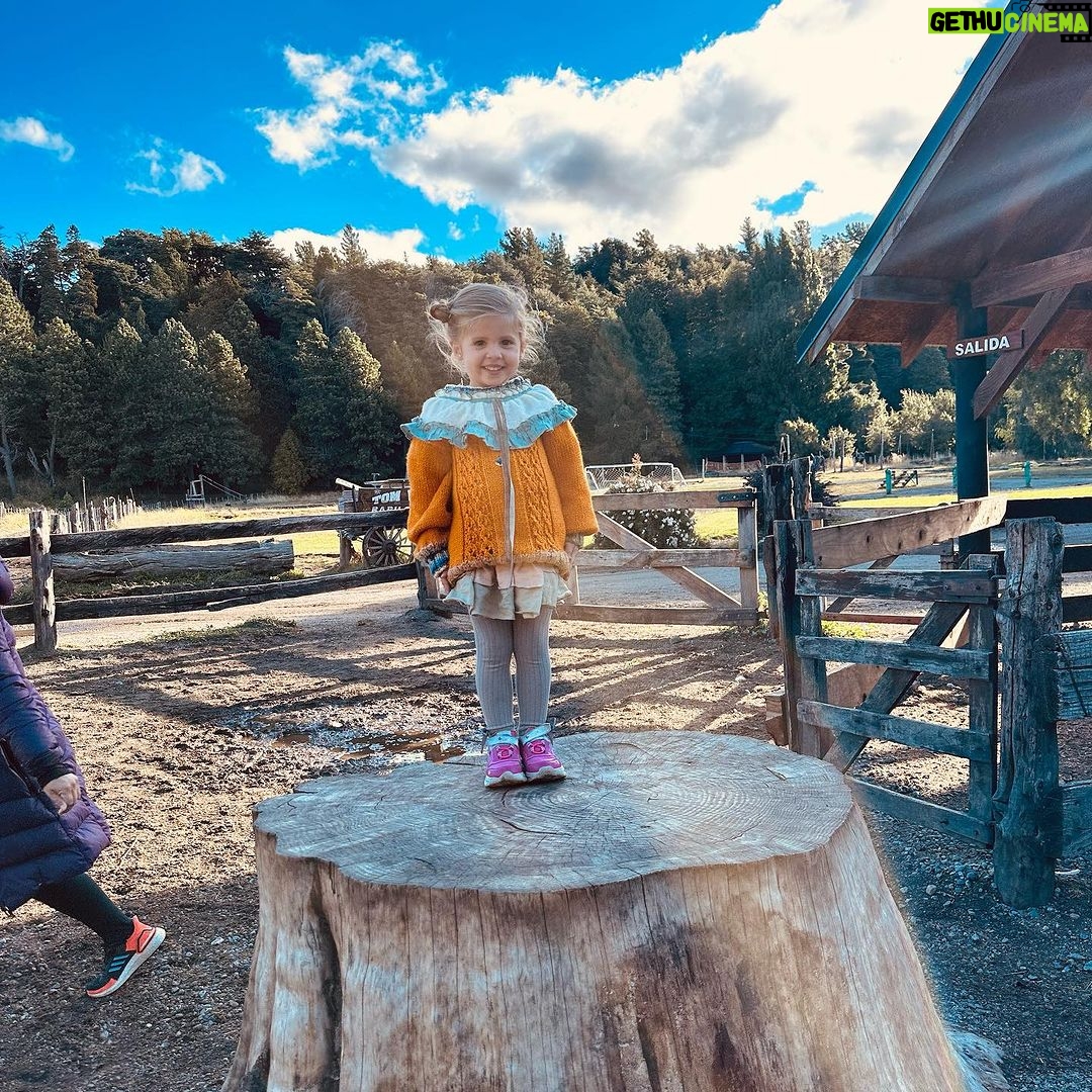 María del Cerro Instagram - Hace unos días en nuestra Amada Patagonia ♥️🏔️⛺️🌈☀️ . Para el civil de mi cuñada y a la distancia…. Con 400 msjes de por medio , Ella @maiteirazu me armo el mejor Look ⛺️ . @bokenoficial