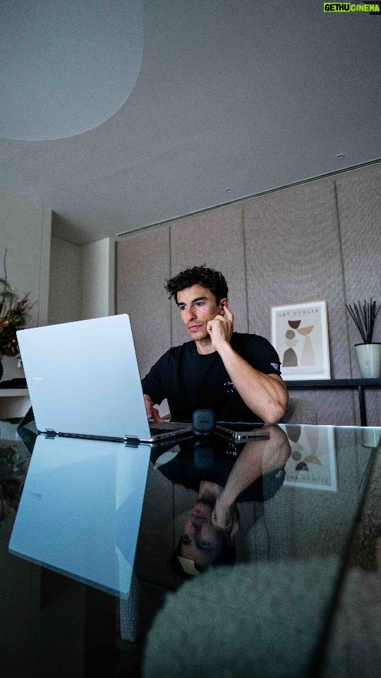 Marc Márquez Instagram - Para mí la clave está en la organización! 👌🏻#GalaxyBook4 y su asistente IA me ayuda a ser más productivo en mi día a día, sea o no, semana de Gran Premio. Fácil de conectar con dispositivos Samsung y otras apps para realizar el trabajo de forma rápida. 😉 @samsungespana #publi
