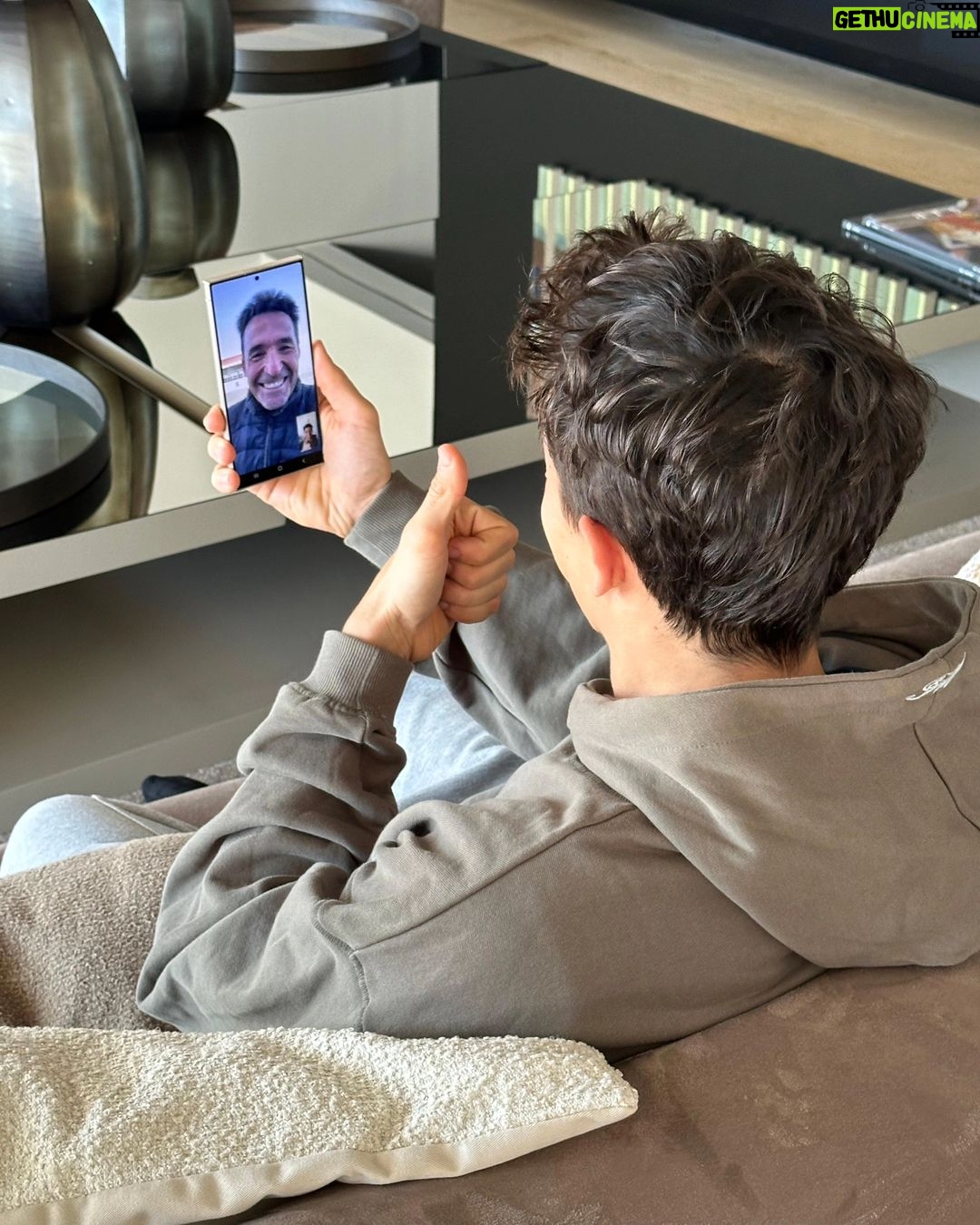 Marc Márquez Instagram - Compartir momentos con mi padre siempre es un regalo! ☺️ Las videollamadas nunca faltan con el #GalaxyS24 Ultra cuando estamos lejos. 🙌 Si quieres sorprenderle ahora que se acerca el Día del Padre aprovecha que en @samsungespana tienen una promo especial! 📲 #GalaxyAI #publi