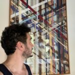 Marcos Veras Instagram - Essa obra está na sala do meu novo lar. Porém ele foi encomendado durante a pandemia. É uma obra de arte potente e cheia de significados. Criada pela incrível artista @talycohen.art . A série Janelas é um símbolo de resistência, e ela é feita toda com redes de proteção. O primeiro trabalho da série foi feito na própria janela da artista . Quando bati o olho, gostei, e encomendei . Um trabalho artesanal e delicado. Hoje ela tá aqui, deixando minha sala mais bonita . Sigam a @talycohen.art e conheçam o trabalho dela 👩‍🎨🎨 #arte