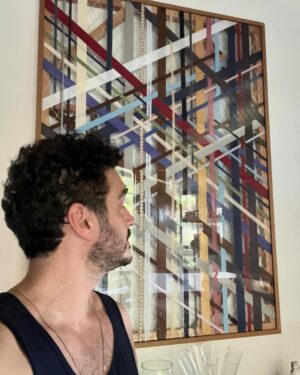 Marcos Veras Instagram - Essa obra está na sala do meu novo lar. Porém ele foi encomendado durante a pandemia. É uma obra de arte potente e cheia de significados. Criada pela incrível artista @talycohen.art . A série Janelas é um símbolo de resistência, e ela é feita toda com redes de proteção. O primeiro trabalho da série foi feito na própria janela da artista . Quando bati o olho, gostei, e encomendei . Um trabalho artesanal e delicado. Hoje ela tá aqui, deixando minha sala mais bonita . 
Sigam a @talycohen.art e conheçam o trabalho dela 👩‍🎨🎨

#arte