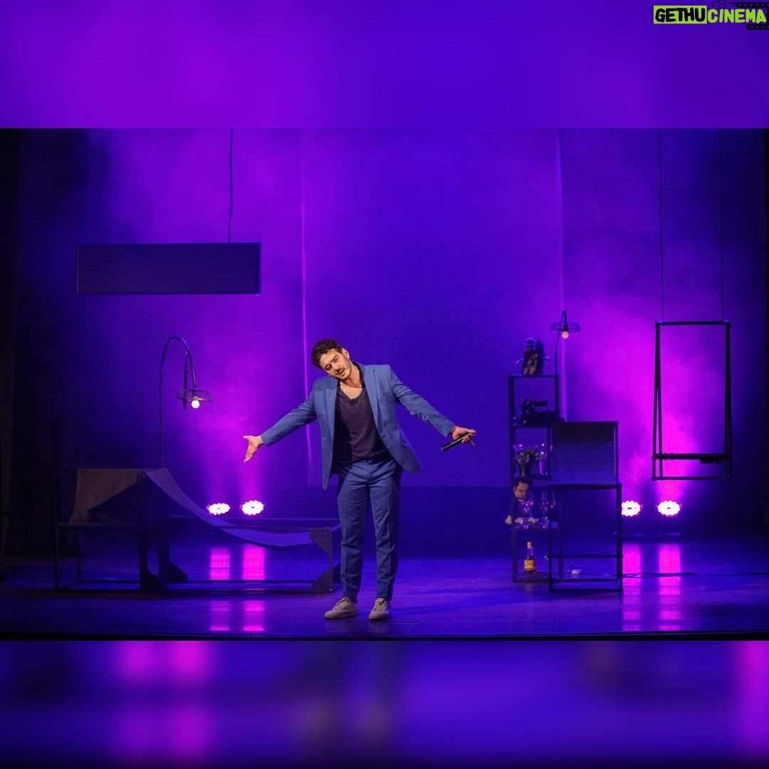 Marcos Veras Instagram - Ainda sobre o dia mundial do teatro No último fim de semana tive a honra de me apresentar com meu solo “ Vocês Foram Maravilhosos” no teatro mais antigo em atividade das Américas. A Casa da Ópera de Ouro Preto em Minas Gerais é uma construção de 1769. Uma energia e importância surreais. E ainda tive o prazer de me apresentar também no dia seguinte na acolhedora Itabira, terra do poeta Carlos Drummond de Andrade. Foram duas lindas sessões com lotação esgotada. Viajar pelo país fazendo teatro é uma experiência enriquecedora. E graças ao @teatroemmovimento isso foi possível. Obrigado @rubimproducoes . Obrigado à todos os mineiros e não mineiros presentes. A gente volta em breve. Viva o Teatro 🎭 Evoé ! 📷 @cesartropia @voces_foram_maravilhosos #diamundialdoteatro