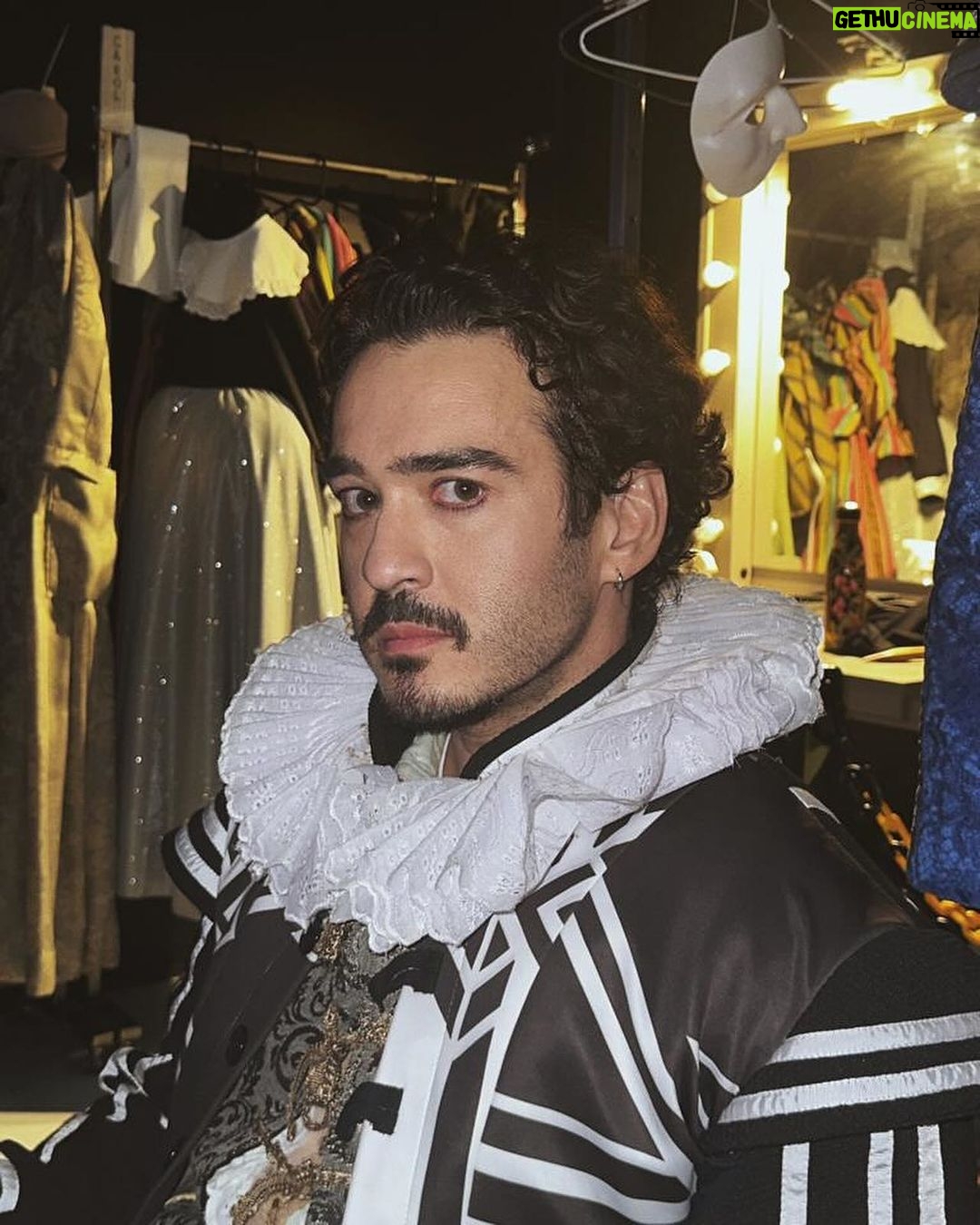 Marcos Veras Instagram - Dia Mundial do Teatro 🎭 E aproveito pra avisar que o musical mais premiado de 2023 terá curtíssima temporada em terras cariocas. Somente de 5 de abril a 5 de maio. Tem que ver! É Shakespeare! Do nosso jeito mas é pô ! Você vai dar boas risadas. Garanto! Ingressos á venda! Tem link aqui na Bio. Evoé ! Viva o Teatro hoje e sempre @musicalpodre #shakesapeare #musical #diamundialdoteatro 📷 @caiogallucci