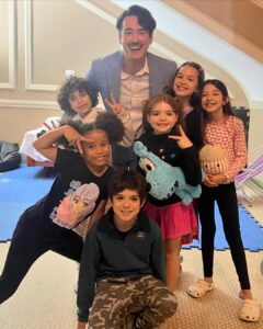 Marcos Veras Instagram - Um #tbt recente das filmagens recém terminadas de Turma da Mônica - Origens, série que estreia esse ano no @globoplay . Agradeço demais aos amigos da @bionicafilmes que realizaram o sonho de fazer parte de um universo tão importante na vida de todos nós. O mundo de Maurício de Sousa. Obrigado @belvaliante e toda equipe linda de direção . Obrigado aos meus colegas de elenco. Valeu Turma da Mônica. Foi lindo! E já já você vai poder ver #turmadamonica