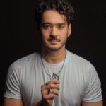 Marcos Veras Instagram – Hoje é aniversário de Jô Soares! 

No último ensaio de fotos que fiz com o @retratoslucas , lembrei que eu tinha um presente lindo e significativo dado pelo Jô durante a temporada do espetáculo Atreva-se onde tive a honra de ser dirigido por ele. É uma corrente com a medalha de São Genésio, protetor e padroeiro dos atores, comediantes, músicos e advogados 🤔🤣. E nunca tinha feito um registro disso. Tá aí ! 

São Genésio de Roma era comediante, ator e líder de uma cia de teatro, assim como Jô. 

Pra sempre Jô Soares! Faz muita falta 🤍
#josoares