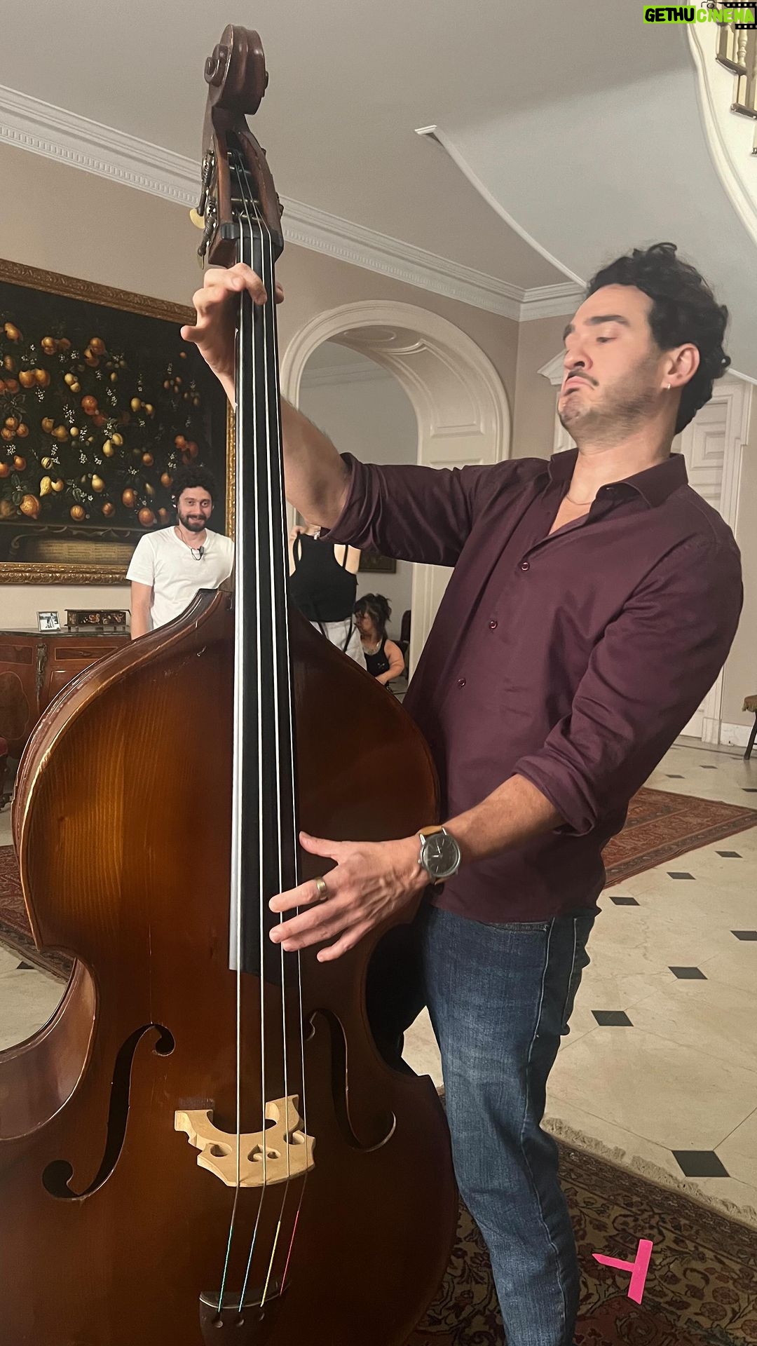 Marcos Veras Instagram - Ação! Vai som! Vai câmera ! Silêncio no set! Almoço! Vamo mais uma? Calor! Frio! Posso fazer mais uma? Não Alain! Nota C de Celente! Rodanô! Meterolhê um improviso! VALEU CENA Tanta coisa! Tanta coisa! Foram 42 diárias em terras paulistanas. Fazer cinema é guerrilha, é amor, é privilégio, é ser atleta. Escrevo esse post e me emociono por ter conseguido finalizar um trabalho que a gente só tem a dimensão do tamanho e esforço quando termina. Obrigado aos meus novos amigos. Minha parceira @natalialage78 que prazer. @silveropereira já te amava. Bom reencontrar @giulianolaf e @miguelnaderreal @zecarlosmachadooficial e @brunogarci . Conhecer a craque @noemimarinho , trocar com @luanamartau, @aryfran7, @deboraduboc com cabra, com bode, com galinha, com kombi. Obrigado pelo convite @pauloboccato . Nosso segundo filme juntos. Ao @lauroescorel fera braba da fotografia. Valeu meu diretor @fresnotalain . Equipe linda e guerreira . Chega! Texto enorme! Eu hein. Fazer cinema é bom demais ! 🎬❤️