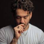 Marcos Veras Instagram – Hoje é aniversário de Jô Soares! 

No último ensaio de fotos que fiz com o @retratoslucas , lembrei que eu tinha um presente lindo e significativo dado pelo Jô durante a temporada do espetáculo Atreva-se onde tive a honra de ser dirigido por ele. É uma corrente com a medalha de São Genésio, protetor e padroeiro dos atores, comediantes, músicos e advogados 🤔🤣. E nunca tinha feito um registro disso. Tá aí ! 

São Genésio de Roma era comediante, ator e líder de uma cia de teatro, assim como Jô. 

Pra sempre Jô Soares! Faz muita falta 🤍
#josoares