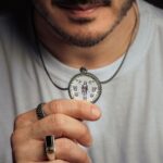 Marcos Veras Instagram – Hoje é aniversário de Jô Soares!
No último ensaio de fotos que fiz com o @retratoslucas , lembrei que eu tinha um presente lindo e significativo dado pelo Jô durante a temporada do espetáculo Atreva-se onde tive a honra de ser dirigido por ele. É uma corrente com a medalha de São Genésio, protetor e padroeiro dos atores, comediantes, músicos e advogados 🤔🤣. E nunca tinha feito um registro disso. Tá aí !
São Genésio de Roma era comediante, ator e líder de uma cia de teatro, assim como Jô.
Pra sempre Jô Soares! Faz muita falta 🤍
#josoares