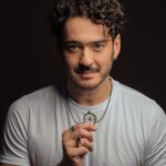 Marcos Veras Instagram – Hoje é aniversário de Jô Soares! 

No último ensaio de fotos que fiz com o @retratoslucas , lembrei que eu tinha um presente lindo e significativo dado pelo Jô durante a temporada do espetáculo Atreva-se onde tive a honra de ser dirigido por ele. É uma corrente com a medalha de São Genésio, protetor e padroeiro dos atores, comediantes, músicos e advogados 🤔🤣. E nunca tinha feito um registro disso. Tá aí ! 

São Genésio de Roma era comediante, ator e líder de uma cia de teatro, assim como Jô. 

Pra sempre Jô Soares! Faz muita falta 🤍
#josoares