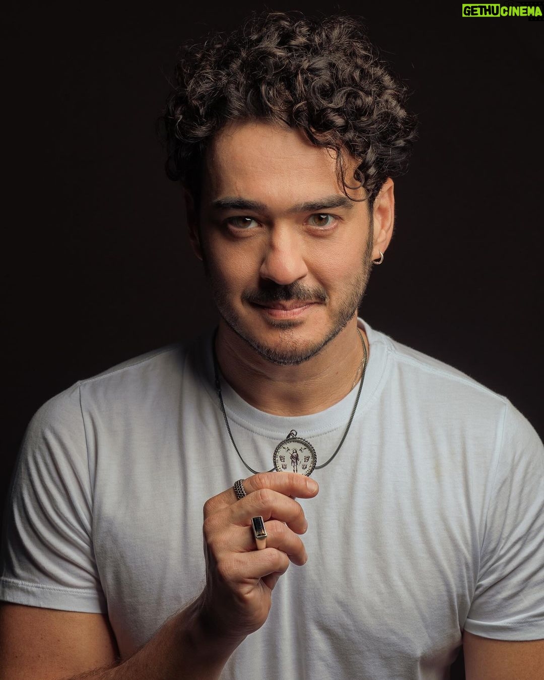 Marcos Veras Instagram - Hoje é aniversário de Jô Soares! No último ensaio de fotos que fiz com o @retratoslucas , lembrei que eu tinha um presente lindo e significativo dado pelo Jô durante a temporada do espetáculo Atreva-se onde tive a honra de ser dirigido por ele. É uma corrente com a medalha de São Genésio, protetor e padroeiro dos atores, comediantes, músicos e advogados 🤔🤣. E nunca tinha feito um registro disso. Tá aí ! São Genésio de Roma era comediante, ator e líder de uma cia de teatro, assim como Jô. Pra sempre Jô Soares! Faz muita falta 🤍 #josoares
