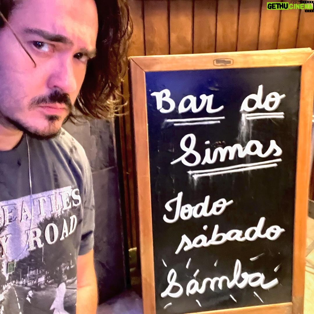 Marcos Veras Instagram - Que ano senhoras e senhores! 💪 Acho que desde 2013 não trabalhava tanto com muitos dos trabalhos acontecendo quase que ao mesmo tempo. Um ano feliz, mas cheio de desafios, pouco descanso, muita ponte aérea, crise de ansiedade, alguns cabelos, quilos a mais, depois quilos a menos, porém dando conta do recado. As oportunidades aparecem e a gente vai lá e agarra como pode. Gosto de ano ímpar. Não sei por que, mas gosto. Já no inicio do ano em janeiro estreei meu terceiro solo de humor o Vocês Foram Maravilhosos. Que além de fazer rir, emocionou a quem assistiu. Quase junto já gravava e estreava Vai Na Fé, novela que apaixonou o Brasil de uma forma arrebatadora. E eu me diverti e brinquei de Simas. Como se não bastasse no meio da novela pintou o convite pra protagonizar ao lado de amigos queridos meu primeiro musical. E que musical! Alguma Coisa Podre conquistou em tão pouco tempo em cartaz com críticas positivas, casa lotada e prêmios e mais prêmios. Paralelo a tudo isso ainda estrelei a linda campanha #sempreemmovimento do Personalitté ao lado de um squad daqueles. Ainda teve meus parceiros da Voke que chegaram com tudo no mercado com sustentabilidade e economia. Honra de ter dado voz a isso. E na reta final do ano ainda teve um longa metragem em terras calorentas paulistanas. Ufa! Hora de agradecer aos produtores e diretores, minha empresária, meus parceiros de cena, ao público, a minha família e amigos. E claro a Deus que conduz meus passos. Sim, acredito nele pacas. Que em 2024 seja ímpar. Valeu 2023! Foi show mano. 🍀 #retrospectiva