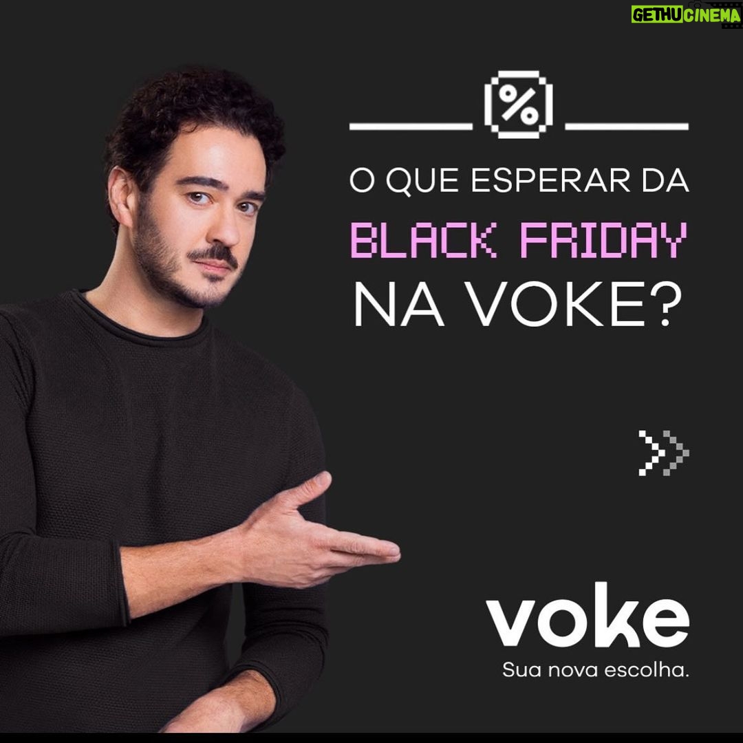 Marcos Veras Instagram - Que ano senhoras e senhores! 💪 Acho que desde 2013 não trabalhava tanto com muitos dos trabalhos acontecendo quase que ao mesmo tempo. Um ano feliz, mas cheio de desafios, pouco descanso, muita ponte aérea, crise de ansiedade, alguns cabelos, quilos a mais, depois quilos a menos, porém dando conta do recado. As oportunidades aparecem e a gente vai lá e agarra como pode. Gosto de ano ímpar. Não sei por que, mas gosto. Já no inicio do ano em janeiro estreei meu terceiro solo de humor o Vocês Foram Maravilhosos. Que além de fazer rir, emocionou a quem assistiu. Quase junto já gravava e estreava Vai Na Fé, novela que apaixonou o Brasil de uma forma arrebatadora. E eu me diverti e brinquei de Simas. Como se não bastasse no meio da novela pintou o convite pra protagonizar ao lado de amigos queridos meu primeiro musical. E que musical! Alguma Coisa Podre conquistou em tão pouco tempo em cartaz com críticas positivas, casa lotada e prêmios e mais prêmios. Paralelo a tudo isso ainda estrelei a linda campanha #sempreemmovimento do Personalitté ao lado de um squad daqueles. Ainda teve meus parceiros da Voke que chegaram com tudo no mercado com sustentabilidade e economia. Honra de ter dado voz a isso. E na reta final do ano ainda teve um longa metragem em terras calorentas paulistanas. Ufa! Hora de agradecer aos produtores e diretores, minha empresária, meus parceiros de cena, ao público, a minha família e amigos. E claro a Deus que conduz meus passos. Sim, acredito nele pacas. Que em 2024 seja ímpar. Valeu 2023! Foi show mano. 🍀 #retrospectiva