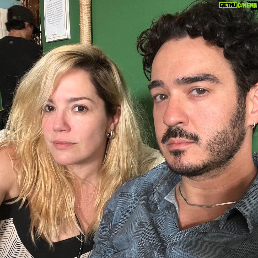 Marcos Veras Instagram - Que ano senhoras e senhores! 💪 Acho que desde 2013 não trabalhava tanto com muitos dos trabalhos acontecendo quase que ao mesmo tempo. Um ano feliz, mas cheio de desafios, pouco descanso, muita ponte aérea, crise de ansiedade, alguns cabelos, quilos a mais, depois quilos a menos, porém dando conta do recado. As oportunidades aparecem e a gente vai lá e agarra como pode. Gosto de ano ímpar. Não sei por que, mas gosto. Já no inicio do ano em janeiro estreei meu terceiro solo de humor o Vocês Foram Maravilhosos. Que além de fazer rir, emocionou a quem assistiu. Quase junto já gravava e estreava Vai Na Fé, novela que apaixonou o Brasil de uma forma arrebatadora. E eu me diverti e brinquei de Simas. Como se não bastasse no meio da novela pintou o convite pra protagonizar ao lado de amigos queridos meu primeiro musical. E que musical! Alguma Coisa Podre conquistou em tão pouco tempo em cartaz com críticas positivas, casa lotada e prêmios e mais prêmios. Paralelo a tudo isso ainda estrelei a linda campanha #sempreemmovimento do Personalitté ao lado de um squad daqueles. Ainda teve meus parceiros da Voke que chegaram com tudo no mercado com sustentabilidade e economia. Honra de ter dado voz a isso. E na reta final do ano ainda teve um longa metragem em terras calorentas paulistanas. Ufa! Hora de agradecer aos produtores e diretores, minha empresária, meus parceiros de cena, ao público, a minha família e amigos. E claro a Deus que conduz meus passos. Sim, acredito nele pacas. Que em 2024 seja ímpar. Valeu 2023! Foi show mano. 🍀 #retrospectiva