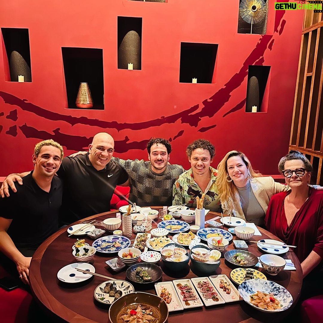 Marcos Veras Instagram - Atores são vistos em restaurante japonês e se comportam como turistas. A quadrilha conhecida como DNA do Voucher registrou momentos de euforia antes de serem presos na operação Meterelhorê um Voucher ( contém ironia) Obrigado pela acolhida @ouesushi #cinema