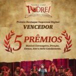 Marcos Veras Instagram - E ontem foi dia de ganhar prêmios! Nosso “ Alguma Coisa Podre” levou 5 destaques no @premiodid . Obrigado aos jurados pelo olhar carinhoso. E ano que vem vai ter @musicalpodre sim. Aguardem! Evoé 🎭❤️ Fotos @andysantanaoficial Look @merinoalfaiataria e @reserva_go