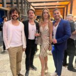 Marcos Veras Instagram - E ontem foi dia de ganhar prêmios! Nosso “ Alguma Coisa Podre” levou 5 destaques no @premiodid . Obrigado aos jurados pelo olhar carinhoso. E ano que vem vai ter @musicalpodre sim. Aguardem! Evoé 🎭❤️ Fotos @andysantanaoficial Look @merinoalfaiataria e @reserva_go