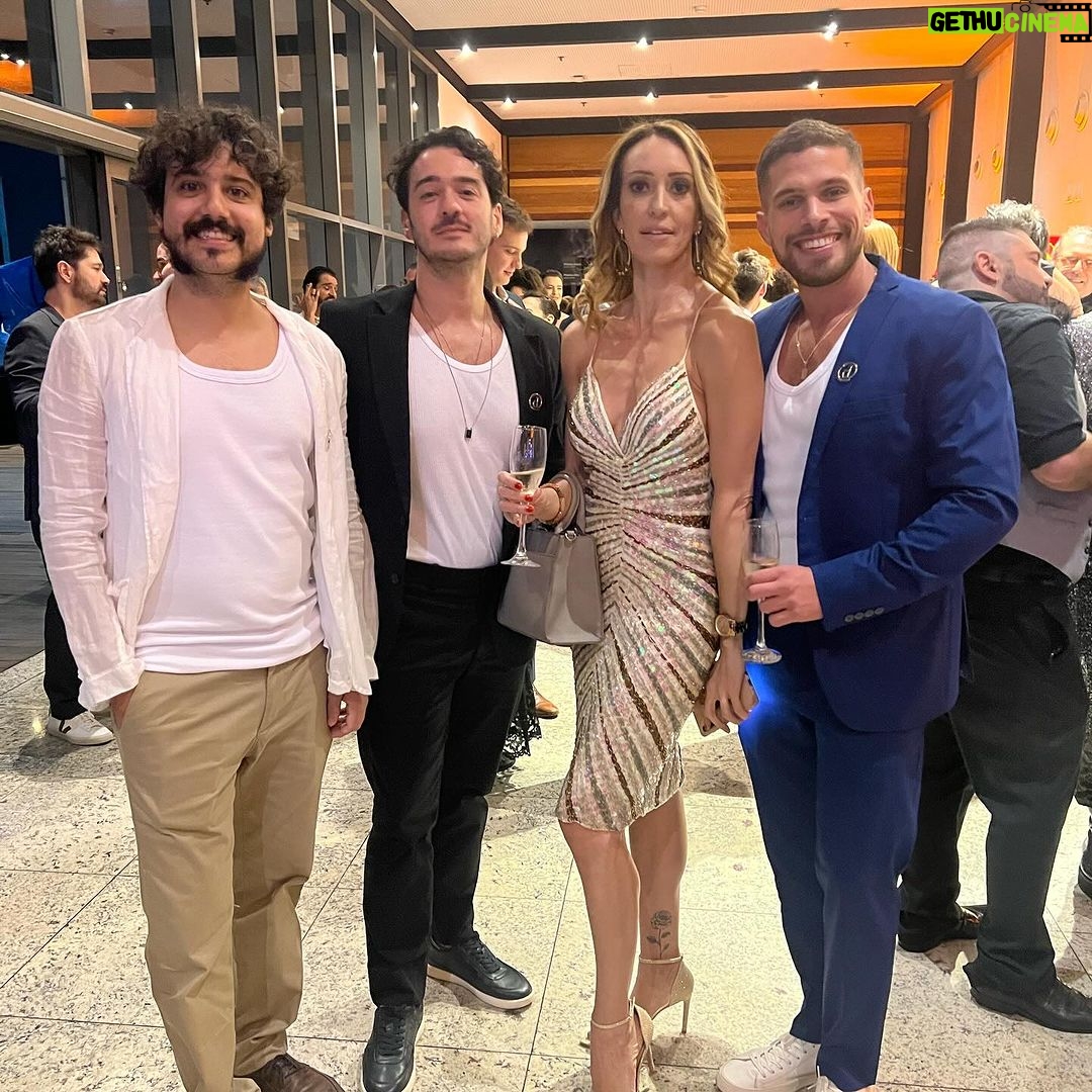 Marcos Veras Instagram - E ontem foi dia de ganhar prêmios! Nosso “ Alguma Coisa Podre” levou 5 destaques no @premiodid . Obrigado aos jurados pelo olhar carinhoso. E ano que vem vai ter @musicalpodre sim. Aguardem! Evoé 🎭❤️ Fotos @andysantanaoficial Look @merinoalfaiataria e @reserva_go